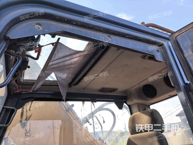 行走控制手柄和踏板 俯拍（驾驶室部分）