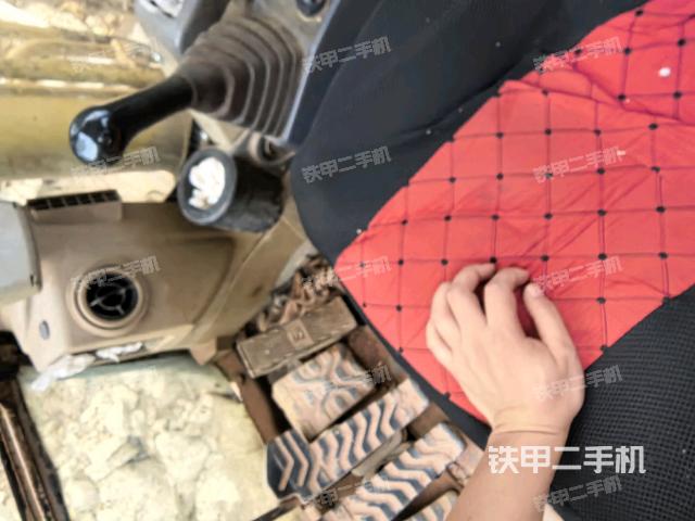 行走控制手柄和踏板?俯拍（駕駛室部分）