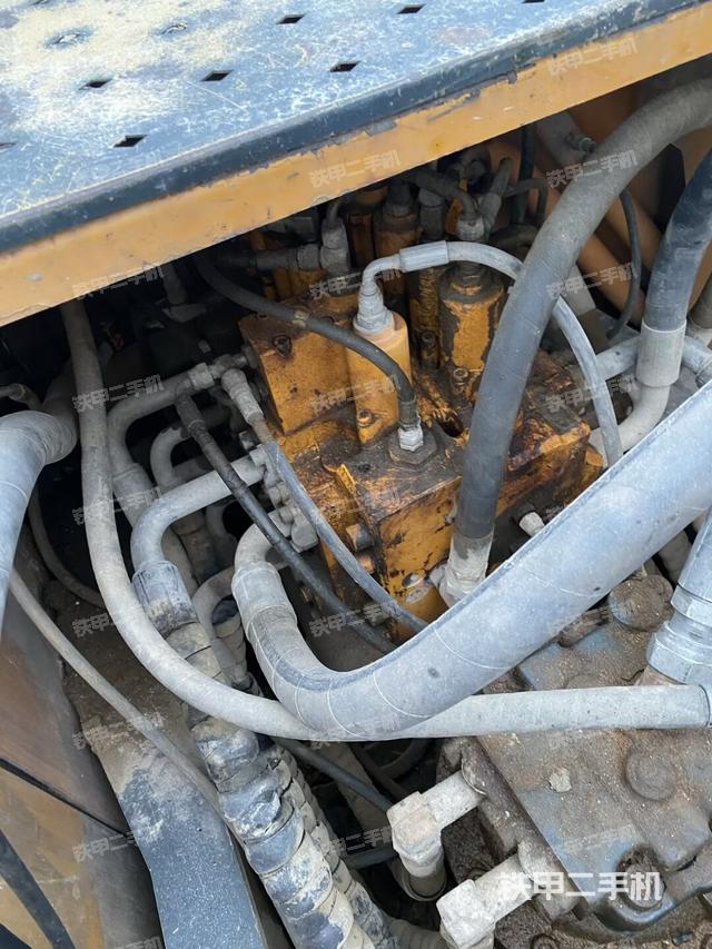 回转马达和主控阀（整机外观）