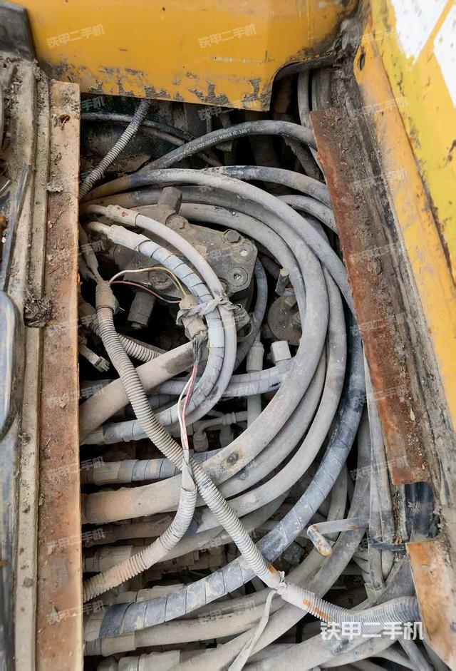 回轉(zhuǎn)馬達(dá)和主控閥（整機(jī)外觀）