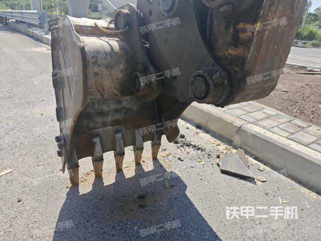 铲斗右后整体(工作和回转装置) 铲斗右后整体(工作和回转装置)