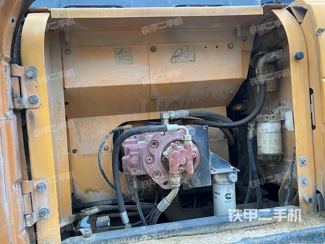 液压泵舱室正面整体（整机外观）