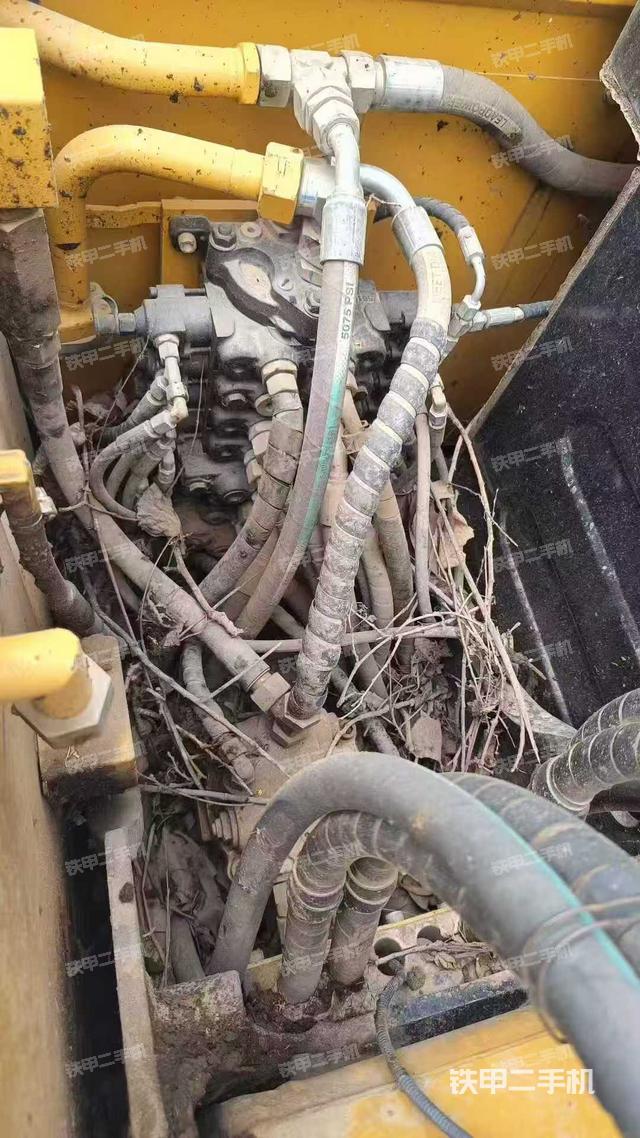 回轉(zhuǎn)馬達(dá)和主控閥（整機(jī)外觀）