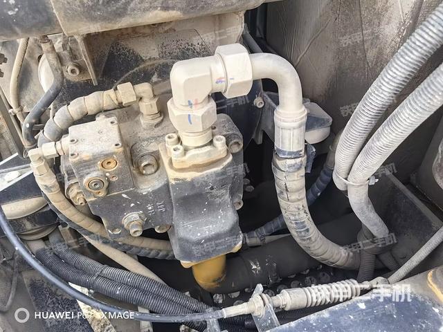 液壓泵艙室正面整體（整機外觀）