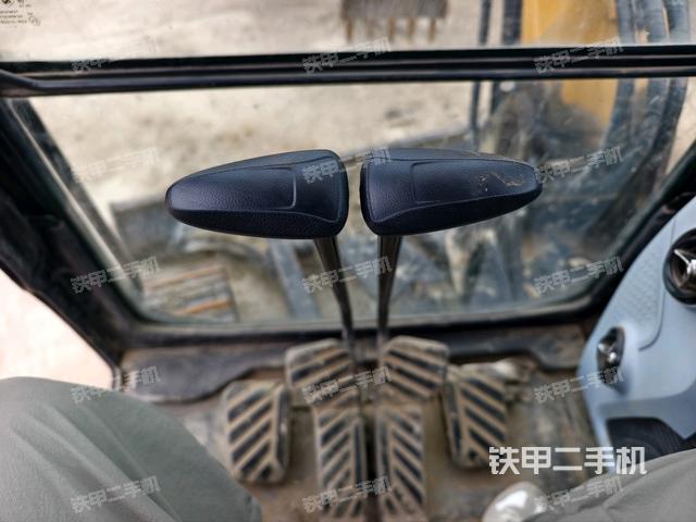 行走控制手柄和踏板?俯拍（駕駛室部分）