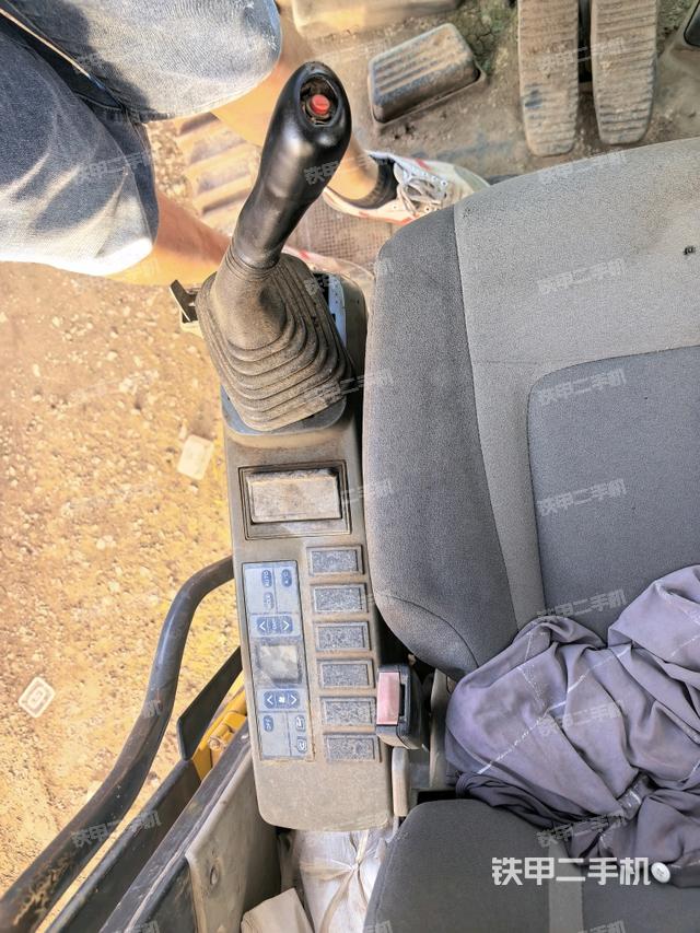 座椅右侧控制台/钥匙门/油门/含右手柄（驾驶室部分）