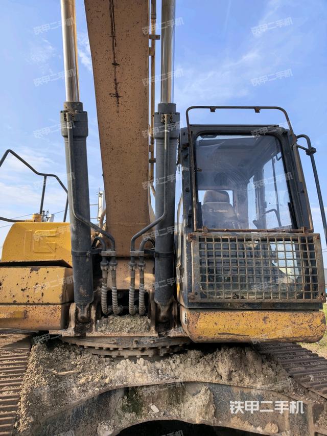 大臂油缸整体 竖拍（工作和回转装置）