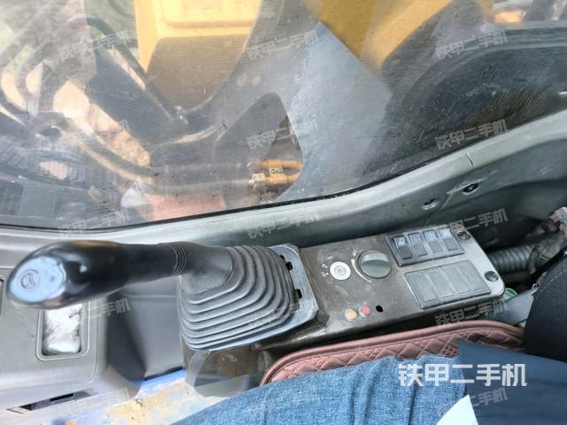 行走控制手柄和踏板 俯拍（驾驶室部分）