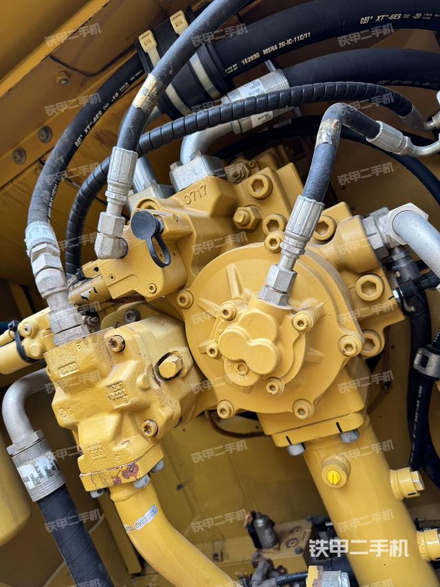 液压泵舱室正面整体（整机外观）