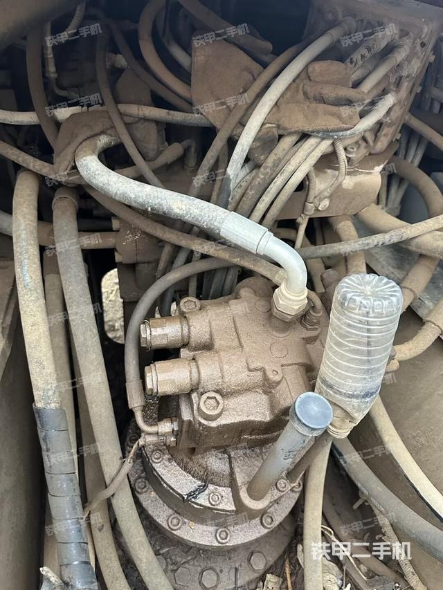 回转马达和主控阀（整机外观）