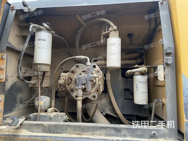 液压泵舱室正面整体（整机外观）