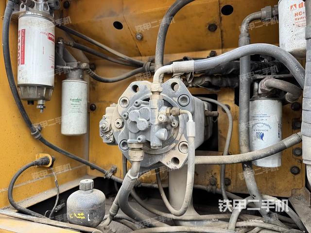 液压泵舱室正面整体（整机外观）