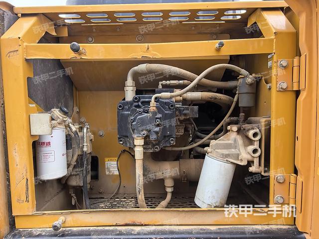 液压泵舱室正面整体（整机外观）