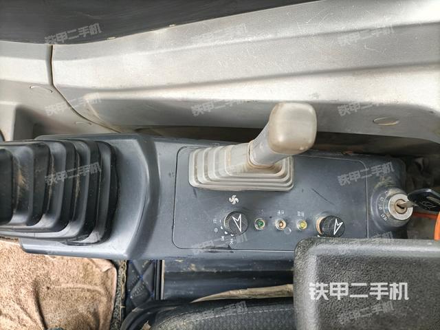 座椅右侧控制台/钥匙门/油门/含右手柄（驾驶室部分）