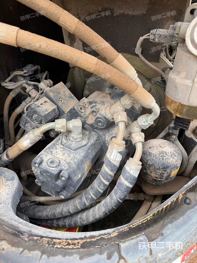 液压泵舱室正面整体（整机外观）