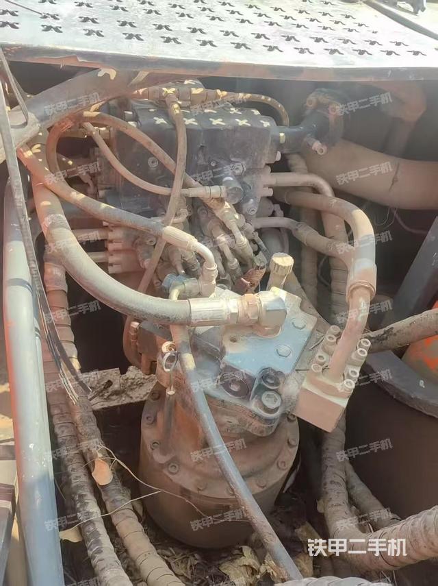 回转马达和主控阀（整机外观）