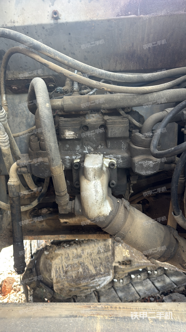 液压泵舱室正面整体（整机外观）