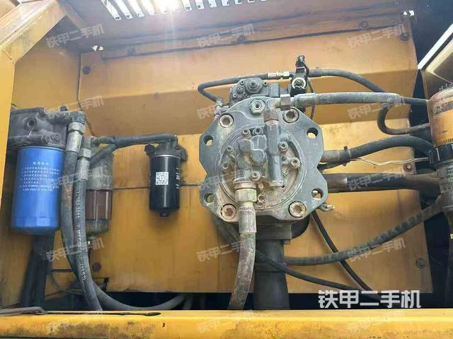 液压泵舱室正面整体（整机外观）