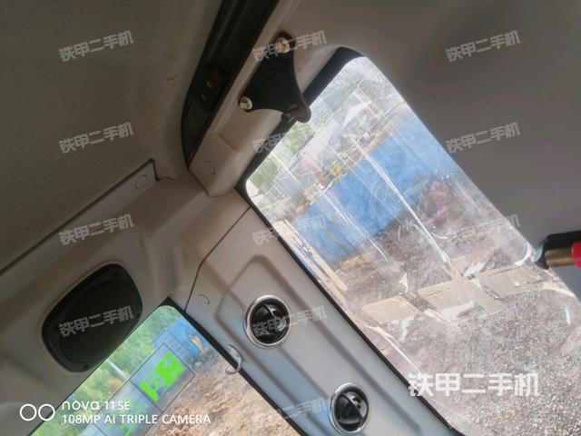 行走控制手柄和踏板 俯拍（驾驶室部分）