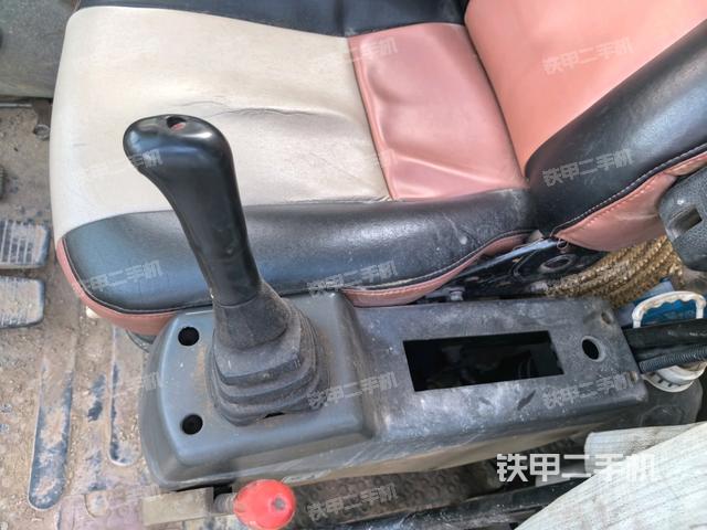 行走控制手柄和踏板?俯拍（駕駛室部分）