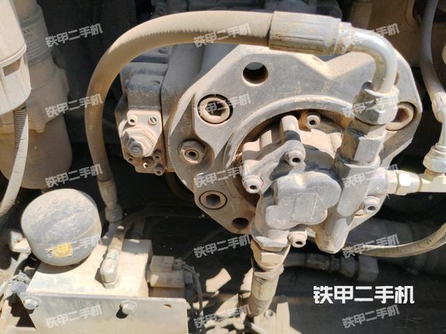 液压泵舱室正面整体（整机外观）