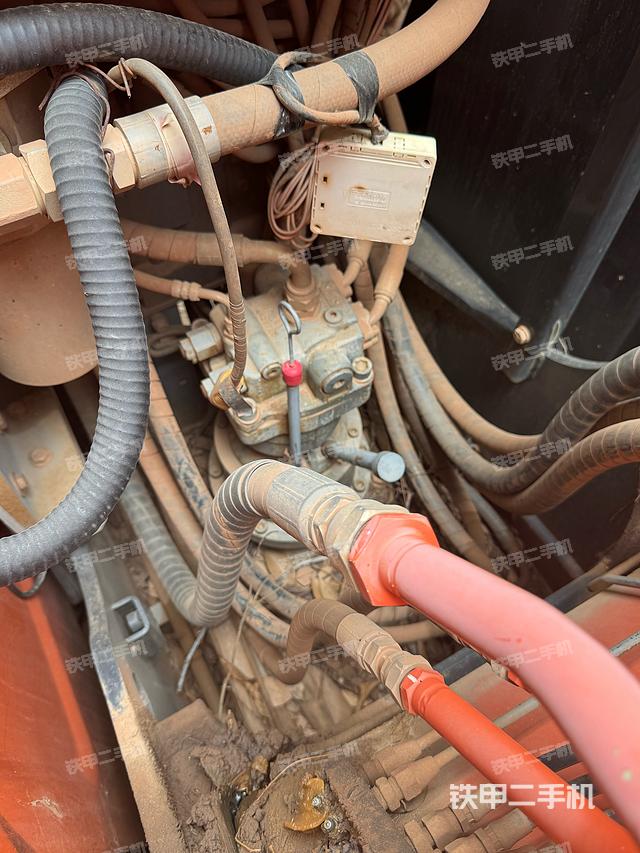 回轉(zhuǎn)馬達(dá)和主控閥（整機(jī)外觀）