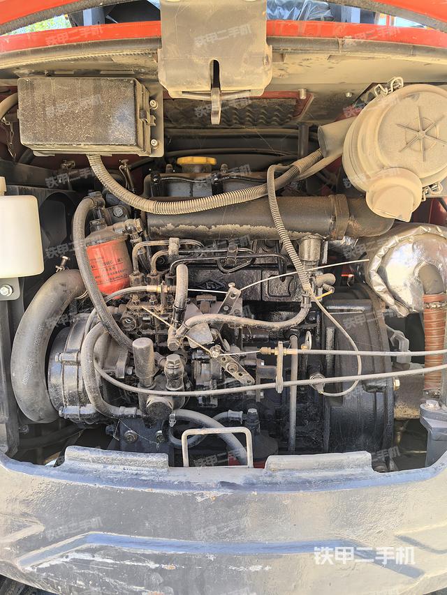 液压泵舱室正面整体（整机外观）