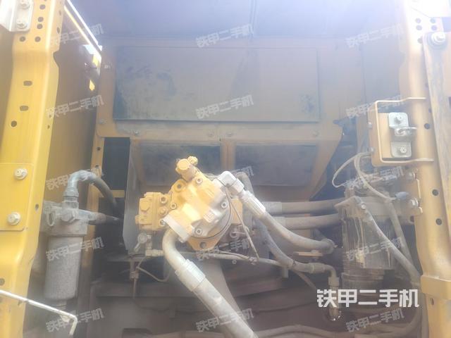 液压泵舱室正面整体（整机外观）