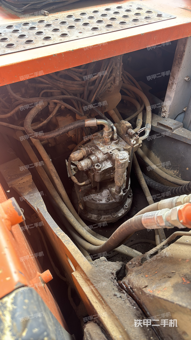 回转马达和主控阀（整机外观）