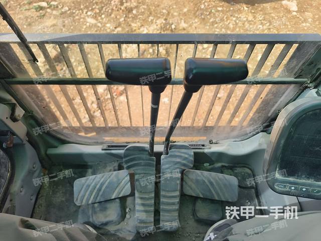 行走控制手柄和踏板?俯拍（駕駛室部分）