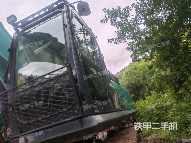 行走控制手柄和踏板 俯拍（驾驶室部分）