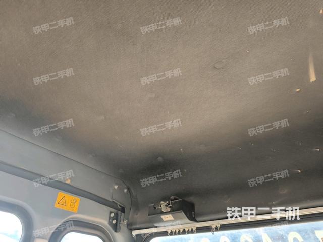 行走控制手柄和踏板 俯拍（驾驶室部分）