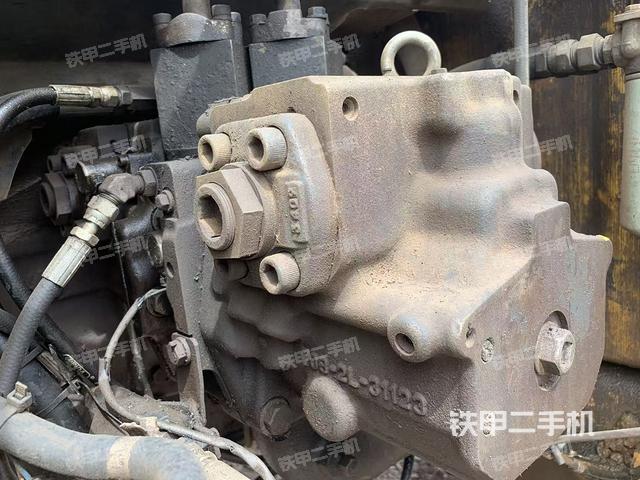 液压泵舱室正面整体（整机外观）