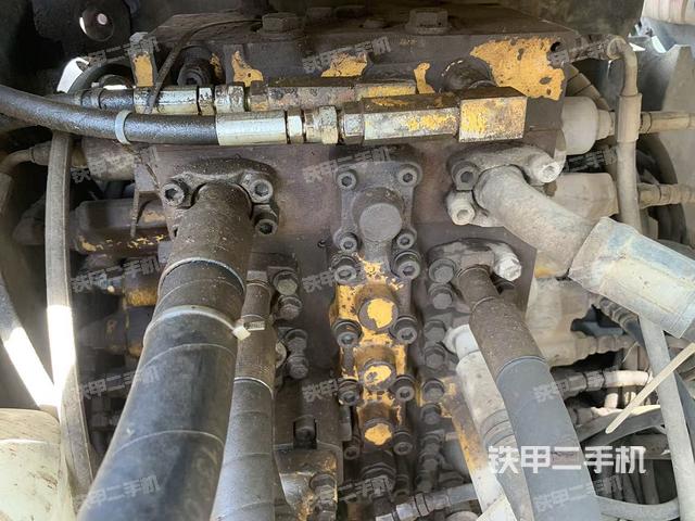 回转马达和主控阀（整机外观）