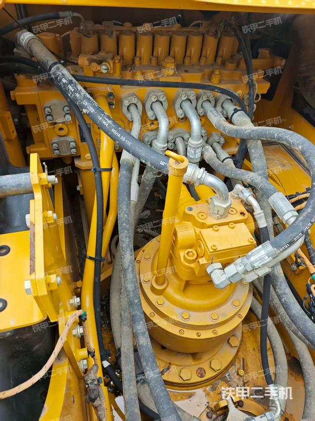 回转马达和主控阀（整机外观）