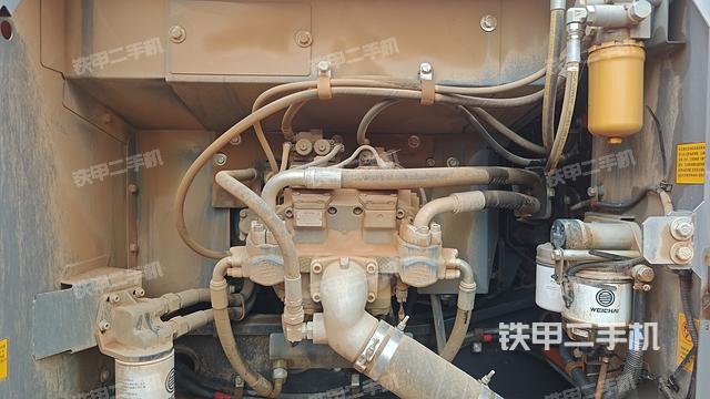 液压泵舱室正面整体（整机外观）