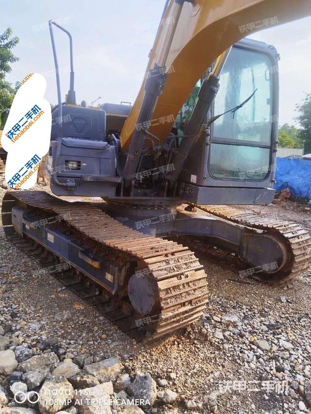 大臂油缸整体 竖拍（工作和回转装置）