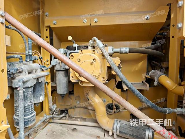 液压泵舱室正面整体（整机外观）