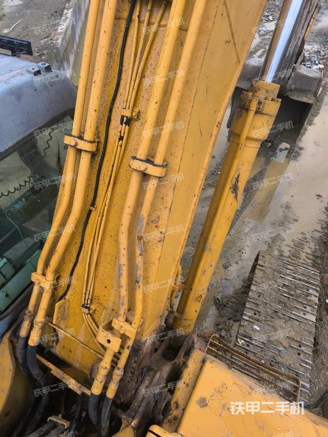 大臂油缸整体 竖拍（工作和回转装置）