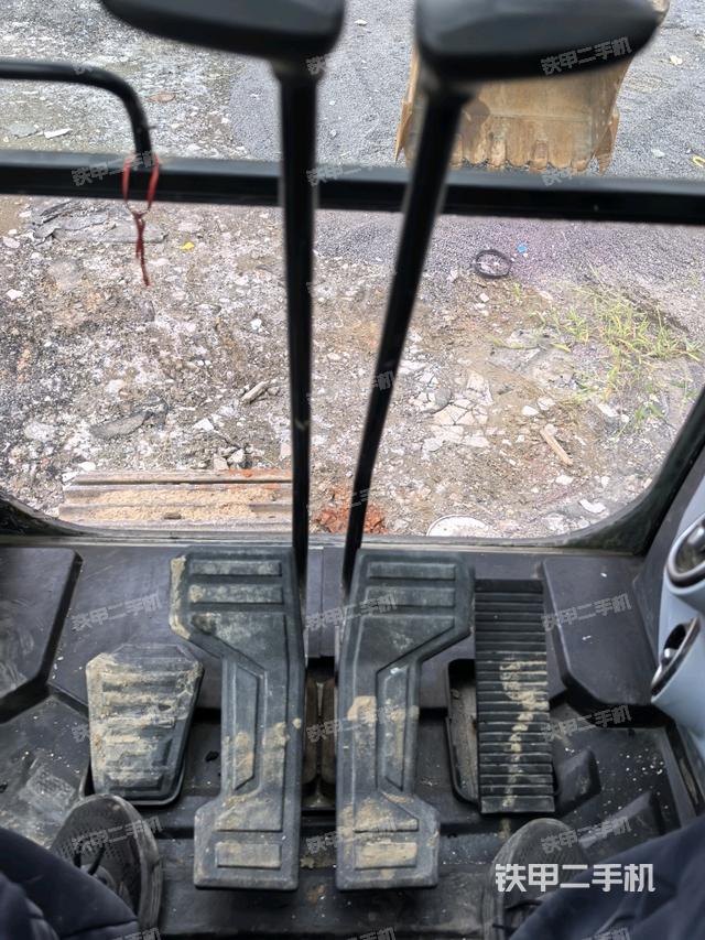 行走控制手柄和踏板 俯拍（驾驶室部分）