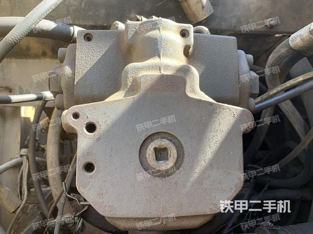 液压泵舱室正面整体（整机外观）