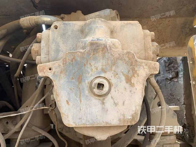 液压泵舱室正面整体（整机外观）