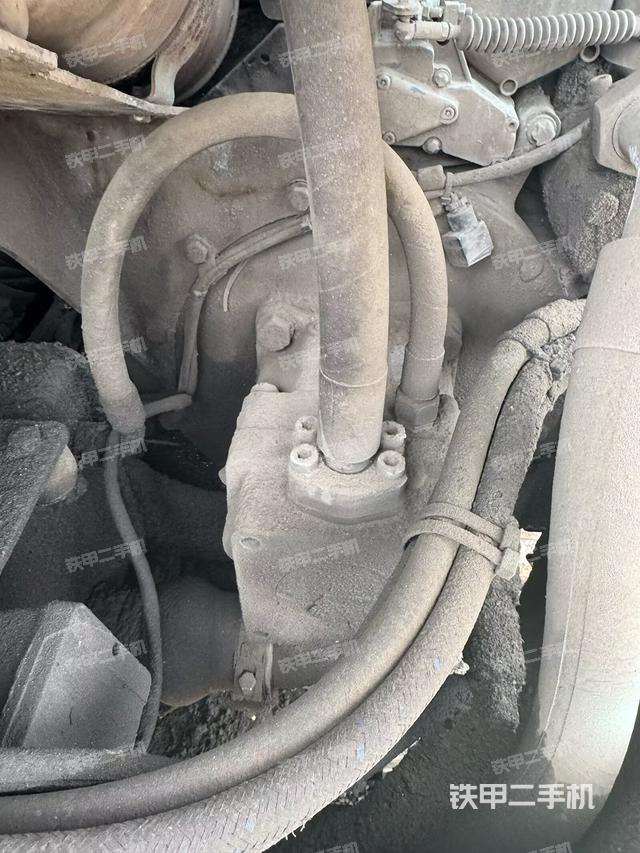 液压泵舱室正面整体（整机外观）