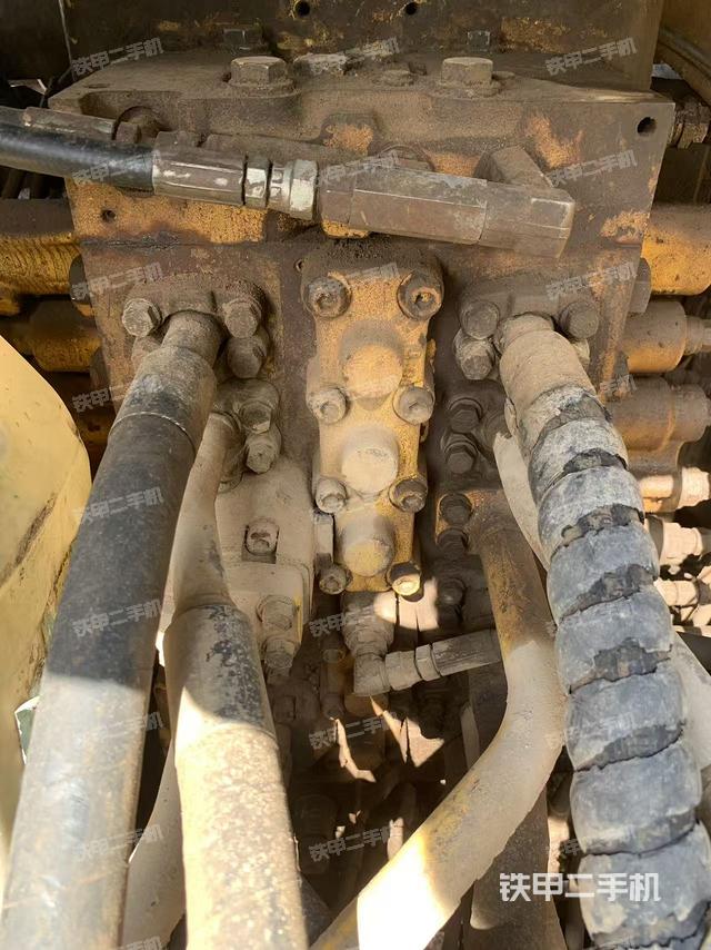 回转马达和主控阀（整机外观）