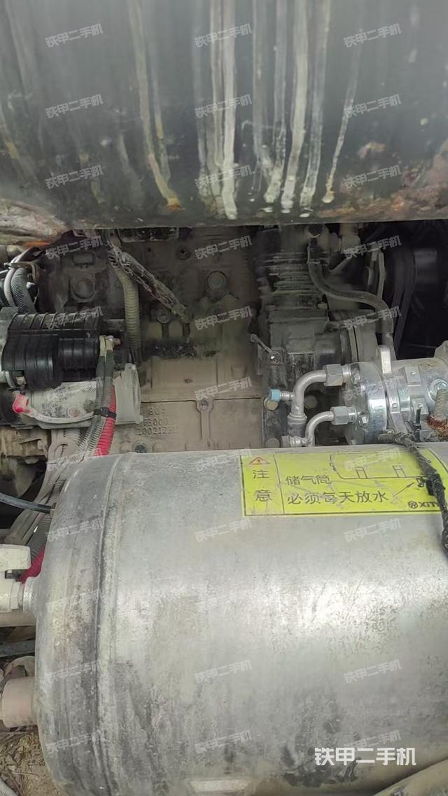 液压泵舱室正面整体（整机外观）