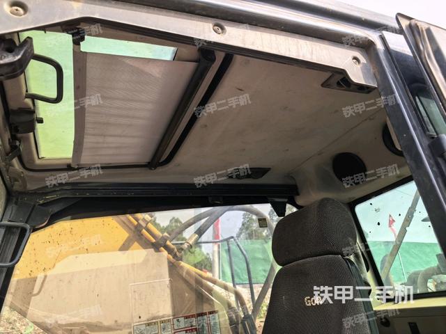 行走控制手柄和踏板 俯拍（驾驶室部分）