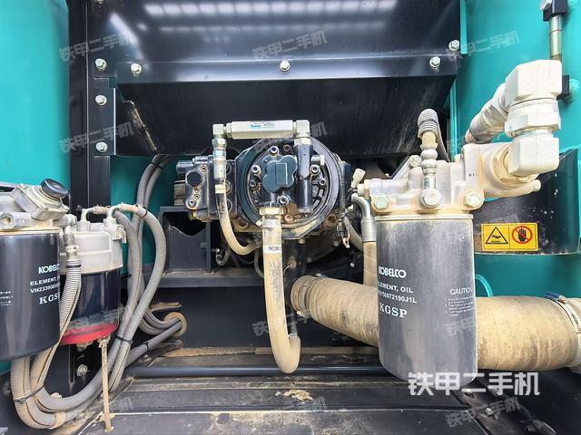 液压泵舱室正面整体（整机外观）