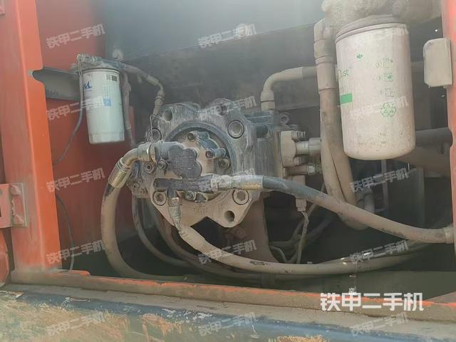 液压泵舱室正面整体（整机外观）