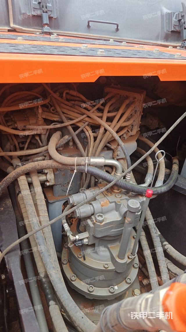 回转马达和主控阀（整机外观）