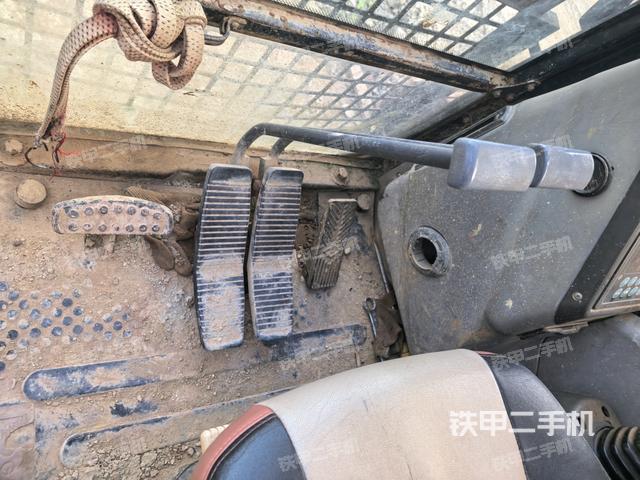 座椅右側(cè)控制臺(tái)/鑰匙門(mén)/油門(mén)/含右手柄（駕駛室部分）